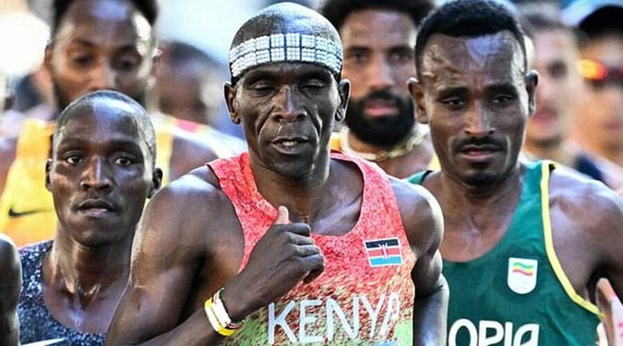 Элиуд Кипчоге садится в такси после того, как вышел из марафона